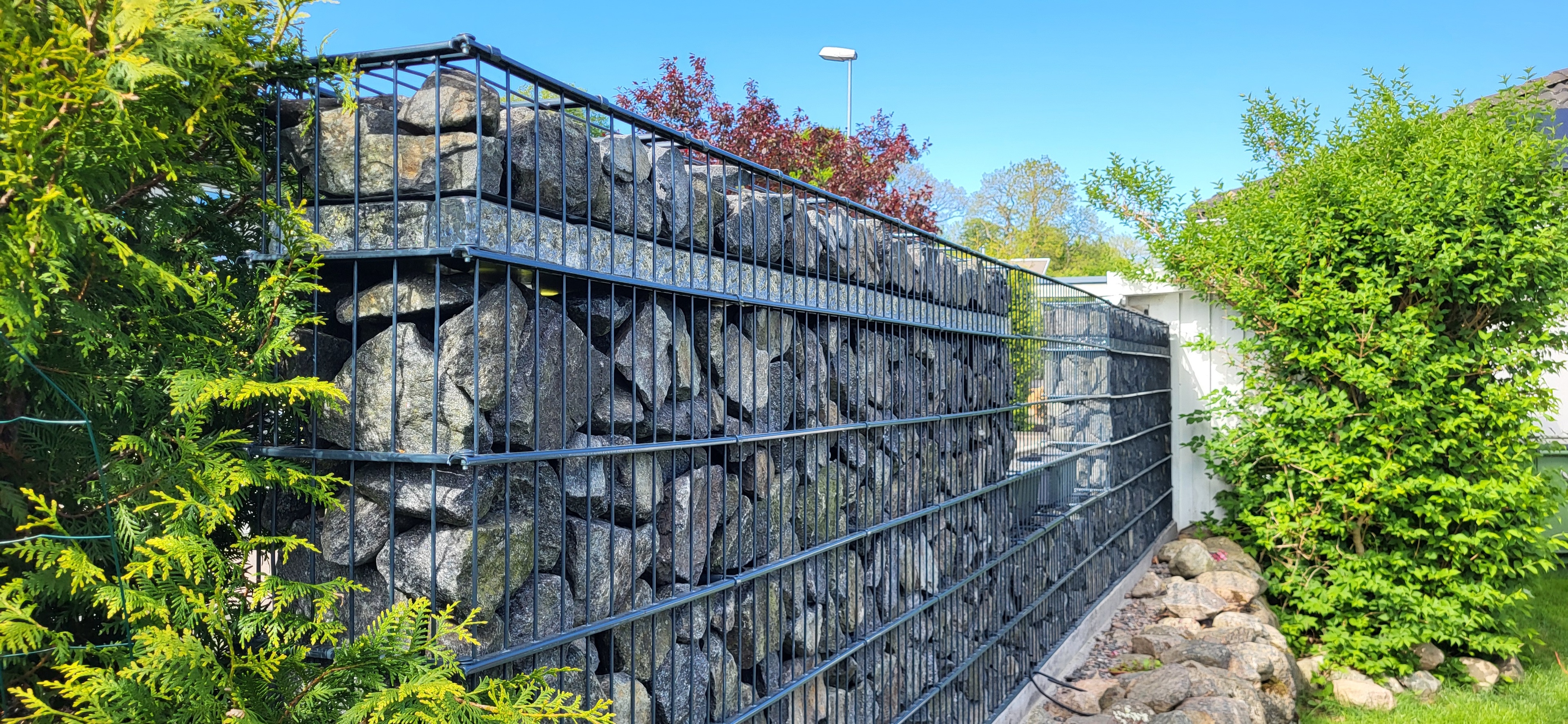 Fristående gabionstaket med träinslag